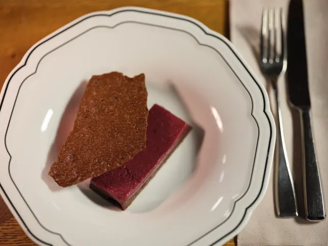 Chocoladegebakje met braam en een krokantje
