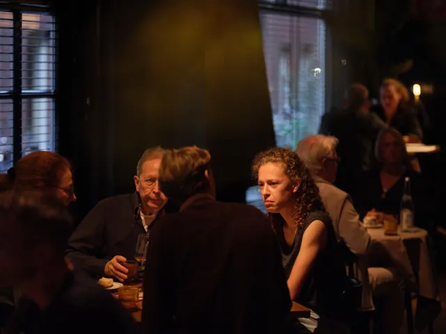 Gasten aan tafel tijdens het diner