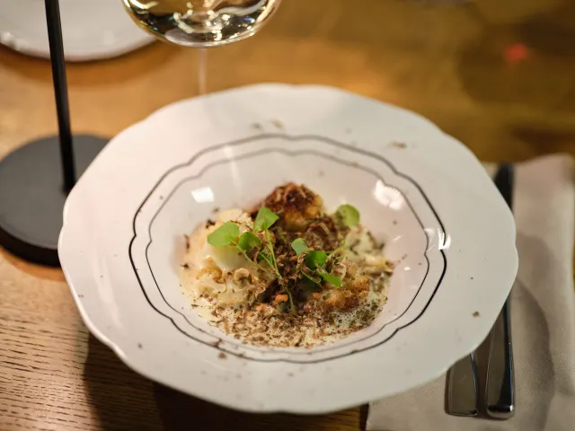 Gerecht met hazelnootkrokant en kruiden in een diep bord