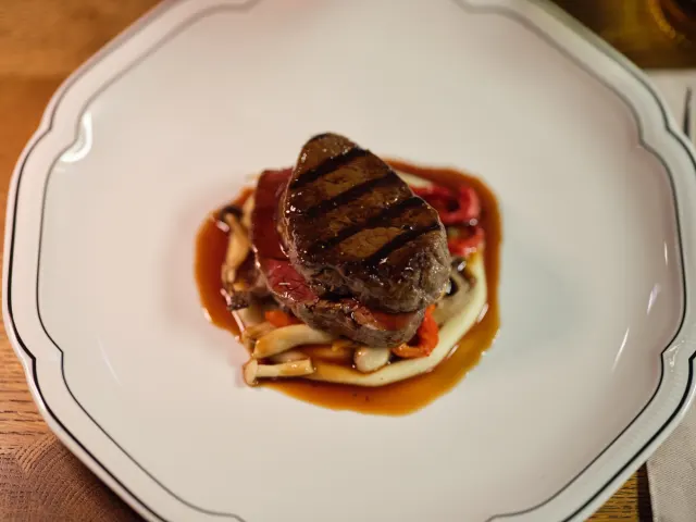 Gegrilde ossenhaas met gepofte paprika en rodewijnjus