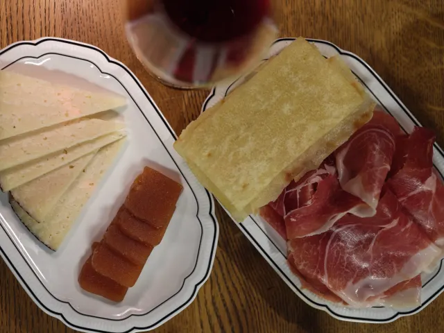 Pata negra en manchego met kweepeergelei op schaaltjes