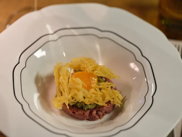 Steak tartaar met krokante aardappel en eidooier