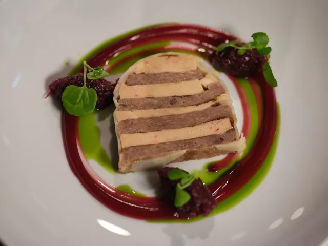 Terrine in laagjes met rode en groene saus