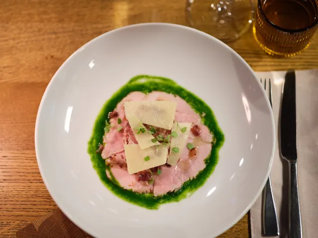 Vitello tonnato met Parmezaan en groene olie