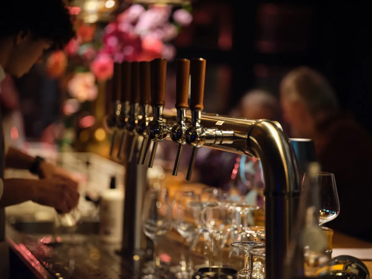 Biertap aan de bar met bloemen op de achtergrond