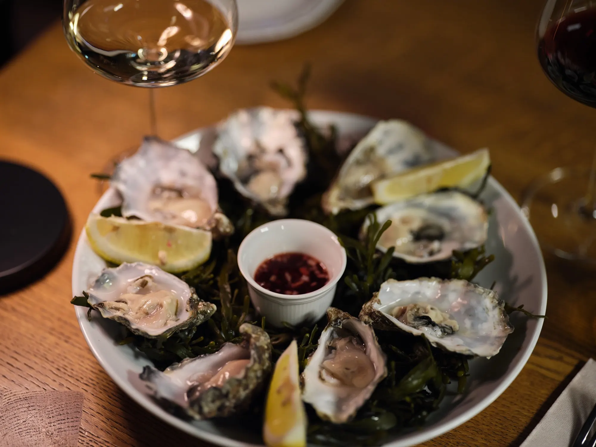 Schaal oesters met citroen en sjalottenvinaigrette