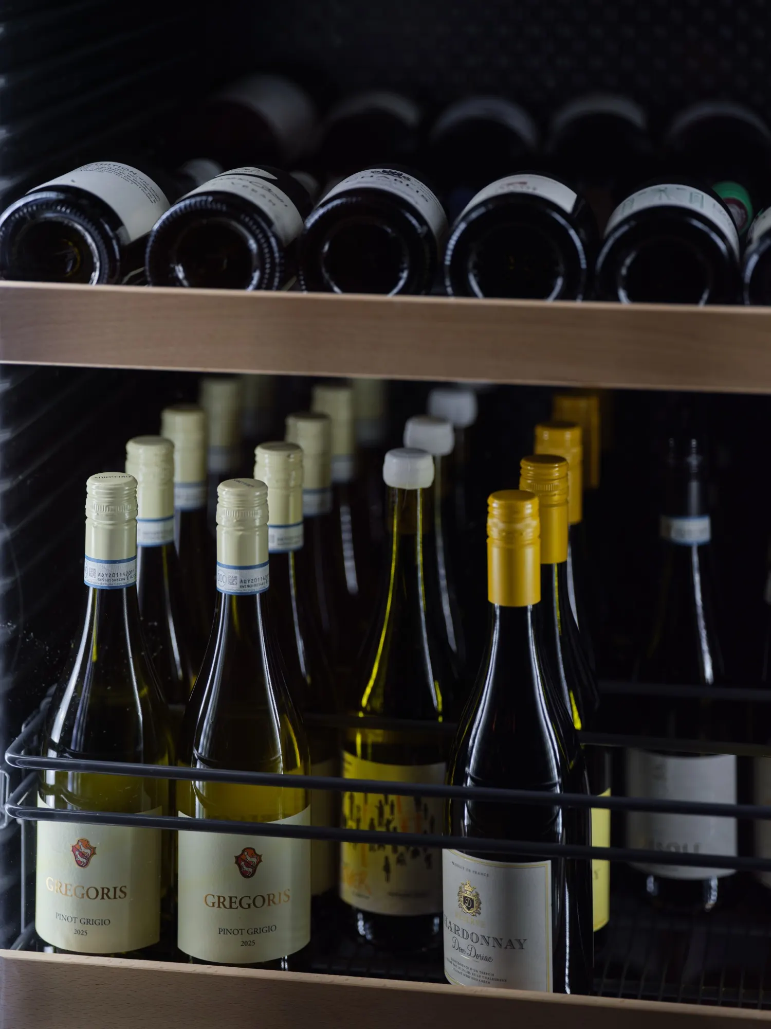 Witte wijnen gekoeld in de wijnklimaatkast