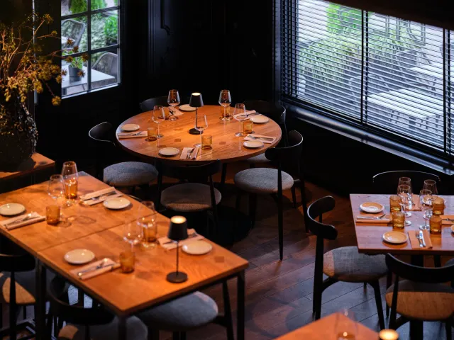 Gedekte tafels in de zaal, van bovenaf